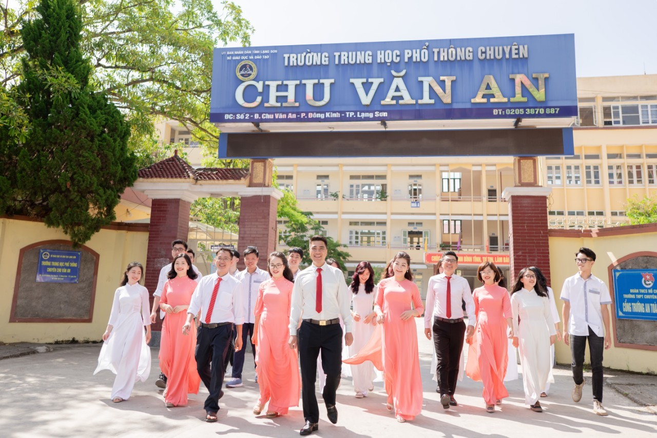 Giáo viên, học sinh trường THPT chuyên Chu Văn An, Lạng Sơn.