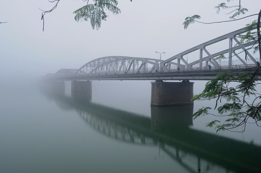 Cầu Trường Tiền trong sương mù buổi sáng sớm.